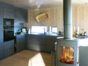 Kuchyň nebo kuchyňský kout v ubytování Holiday home Noresund II