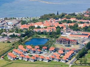 una vista aérea de una ciudad con casas y un lago en 4 person holiday home on a holiday park in Bogense, en Bogense 50 fotos más