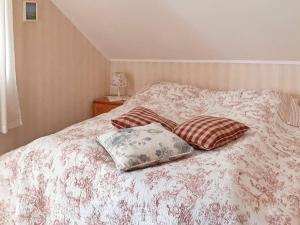 ein Schlafzimmer mit einem Bett mit zwei Kissen darauf in der Unterkunft Holiday home Finnsnes in Finnsnes