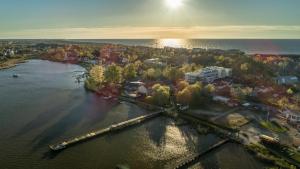 eine Luftansicht auf einen Fluss mit einer Stadt in der Unterkunft Molo Park Aparthotel in Mielno