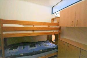 ein Schlafzimmer mit einem Etagenbett und einem Schreibtisch in der Unterkunft Apartementhaus Panoramic in Sierksdorf