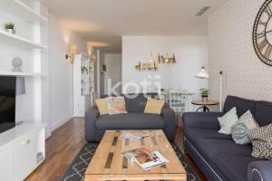 salon z kanapą i stolikiem kawowym w obiekcie Koti Rentals - Albatros w mieście Benalmádena