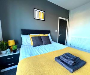 sypialnia z łóżkiem z dwoma ręcznikami w obiekcie Chantry Suites w mieście Grimsby