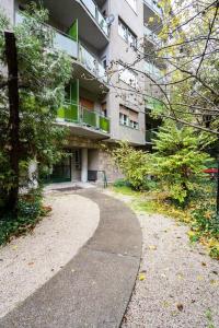 einen Fußweg vor einem Gebäude in der Unterkunft Mirage Monte Apartment in Budapest