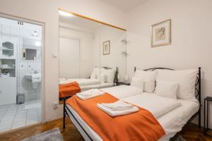 ein Schlafzimmer mit einem Bett mit zwei Handtüchern darauf in der Unterkunft Mirage Monte Apartment in Budapest