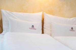 A bed or beds in a room at Haus zur Vogelweide App 3