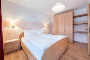 A bed or beds in a room at Haus zur Vogelweide App 3