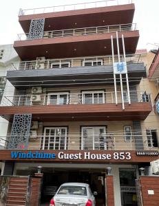 una pensione con una macchina parcheggiata di fronte di Windchime 853 a Gurgaon