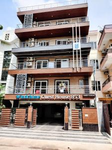 un edificio con una pensione di Windchime 853 a Gurgaon
