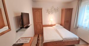 Un televizor și/sau centru de divertisment la Pension Seeblick