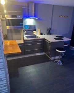 uma cozinha com um fogão e um banco em The Dream Spa 07 em Tournon-sur-Rhône