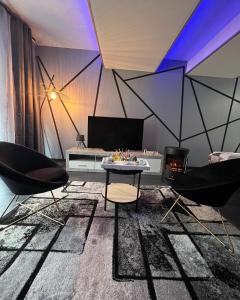 - un salon avec deux chaises et une table dans l'établissement The Dream Spa 07, à Tournon-sur-Rhône