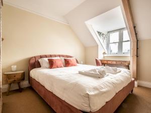 1 dormitorio con cama y ventana en Pass the Keys Meldon View Period Dartmoor apartment with large roof terrace, en Newton Abbot