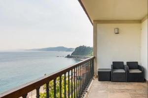 - deux chaises assises sur un balcon donnant sur l'océan dans l'établissement VILLA ENSUEÑO UNCETA GETARIA, à Getaria