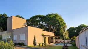 una casa con piscina frente a ella en Quinta do Trevo, en Chapecó