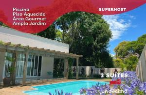 un catálogo de una casa con piscina en Quinta do Trevo, en Chapecó
