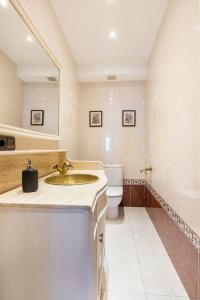 un bagno con lavandino e WC di VILLA ENSUEÑO UNCETA GETARIA a Getaria Altre 73 foto