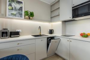 Kuchyňa alebo kuchynka v ubytovaní Seaside Apartamenty Porta Mare I Kołobrzeg