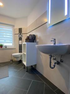 ein Bad mit einem Waschbecken und einem WC in der Unterkunft Gästewohnung 4 in Oschersleben