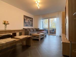 ein Wohnzimmer mit einem Sofa und einem Tisch in der Unterkunft Gästewohnung 4 in Oschersleben