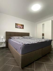ein großes Bett in einem Zimmer mit in der Unterkunft Gästewohnung 4 in Oschersleben
