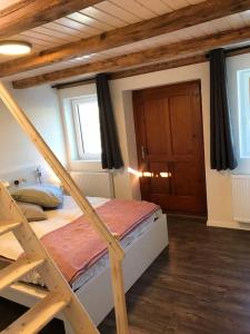 - une chambre avec des lits superposés et une échelle dans l'établissement La Maisonnette : charmante maison indépendante, à Salgesch