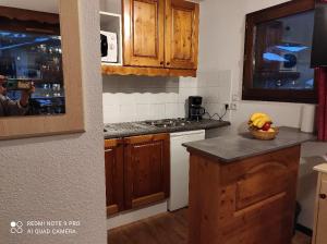 Kuchyňa alebo kuchynka v ubytovaní LA NORMA LES BALCONS DE LA Vanoise