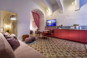 - un salon avec un canapé et une table dans l'établissement Impressive & stylish Palazzino in Valletta DDEM1-3, à La Valette