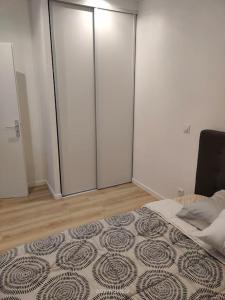 um quarto com portas de vidro deslizantes e uma cama em Logement complet à Villeurbanne em Villeurbanne