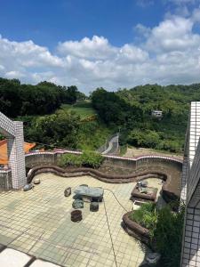 vistas a un patio con una pared de piedra en 鳳梨之家, en Lung-yen-chai