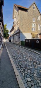 brukowana ulica przed budynkiem w obiekcie Zum Jakobi 5 w mieście Goslar