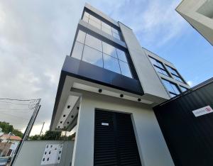 una casa con una gran ventana encima en Seasons BC, en Balneário Camboriú