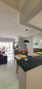 een keuken en een woonkamer met een tafel en stoelen bij Luxuria Apartamento Palazzo di Italia in Goiânia