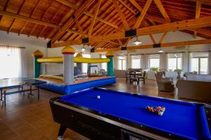 Habitación grande con mesa de billar y zona de juegos. en Hotel La Huertita en Libertador General San Martín