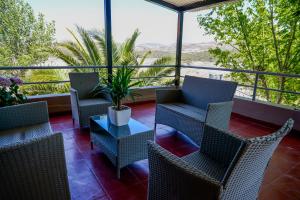 d'un balcon avec des chaises et une table avec une plante. dans l'établissement Hotel La Huertita, à Libertador General San Martín