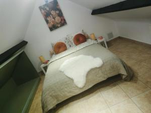 a bedroom with a bed with a pile of snow on it at L auberge de l Entre Potes-Boho Chic in Maffle