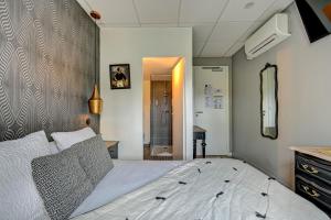 ジェムノにあるLe Provenceのベッドルーム1室(大型ベッド1台付)