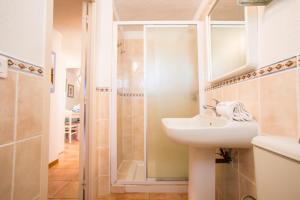 une salle de bain avec lavabo et douche dans l'établissement Residence de Tourisme Marina Corsa, à Ghisonaccia