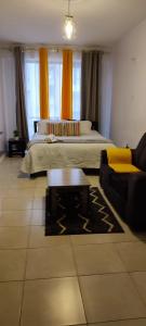 1 dormitorio con cama, mesa y sofá en Pretty stay en Nairobi