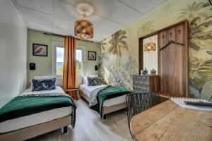 una habitación con dos camas y una mesa en Contact Hôtel Le Provence, en Gémenos