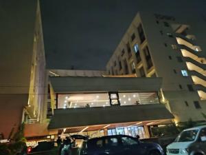 een gebouw waar 's nachts auto's voor geparkeerd staan bij Pretty stay in Nairobi