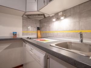 - une cuisine avec un évier et un comptoir dans l'établissement Apartment Balcons D'Olympie-1 by Interhome, aux Menuires