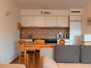 Kitchen o kitchenette sa Apartment Caroubier 2 by Interhome