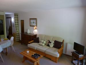 sala de estar con sofá y mesa en Apartment Terrasse des Alpes-3 by Interhome en Vermala