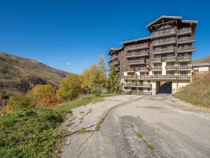 an empty road in front of a large building at Apartment Balcon d'Olympie 745 - B by Interhome in Les Menuires +31 photos
