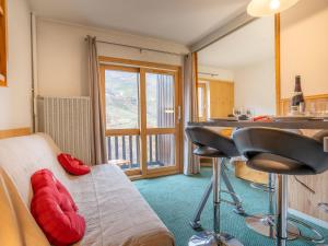ein Hotelzimmer mit einem Bett und einer Küche mit einem Fenster in der Unterkunft Apartment Le Jettay-15 by Interhome in Les Menuires