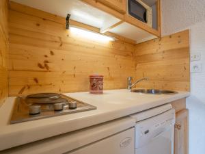 Kuchyň nebo kuchyňský kout v ubytování Apartment Pelvoux 102 by Interhome