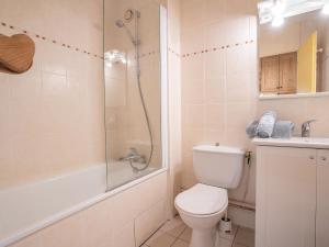 La salle de bains est pourvue d'une douche et de toilettes. dans l'établissement Apartment Pelvoux-2 by Interhome, aux Menuires