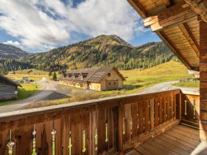balkon z widokiem na góry w obiekcie Chalet Gnadenalm by Interhome w mieście Obertauern