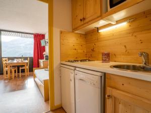 Kuchyň nebo kuchyňský kout v ubytování Apartment Pelvoux 102 by Interhome